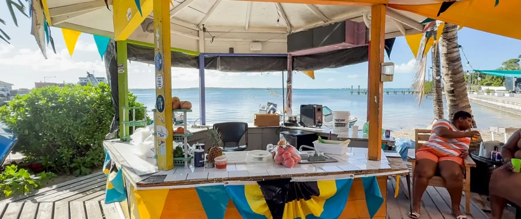 Chiosco colorato sul mare dove si servono drink e piatti locali, Harbour Island (Bahamas)