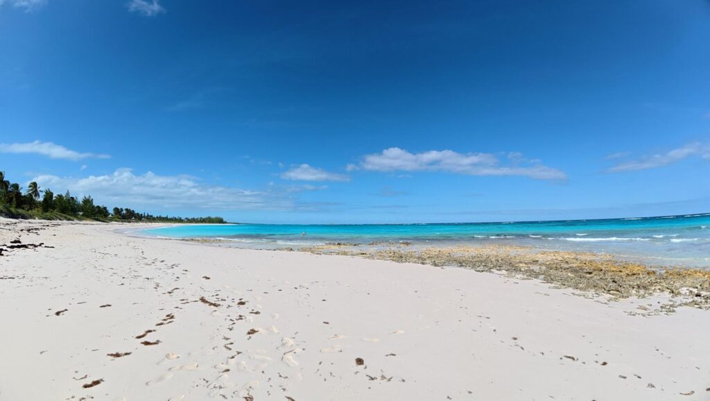 Spiaggia bianca deserta e mare turchese dei Caraibi